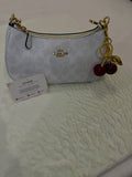 Bolso de hombro Coach Teri monograma blanco con charm de cerezas