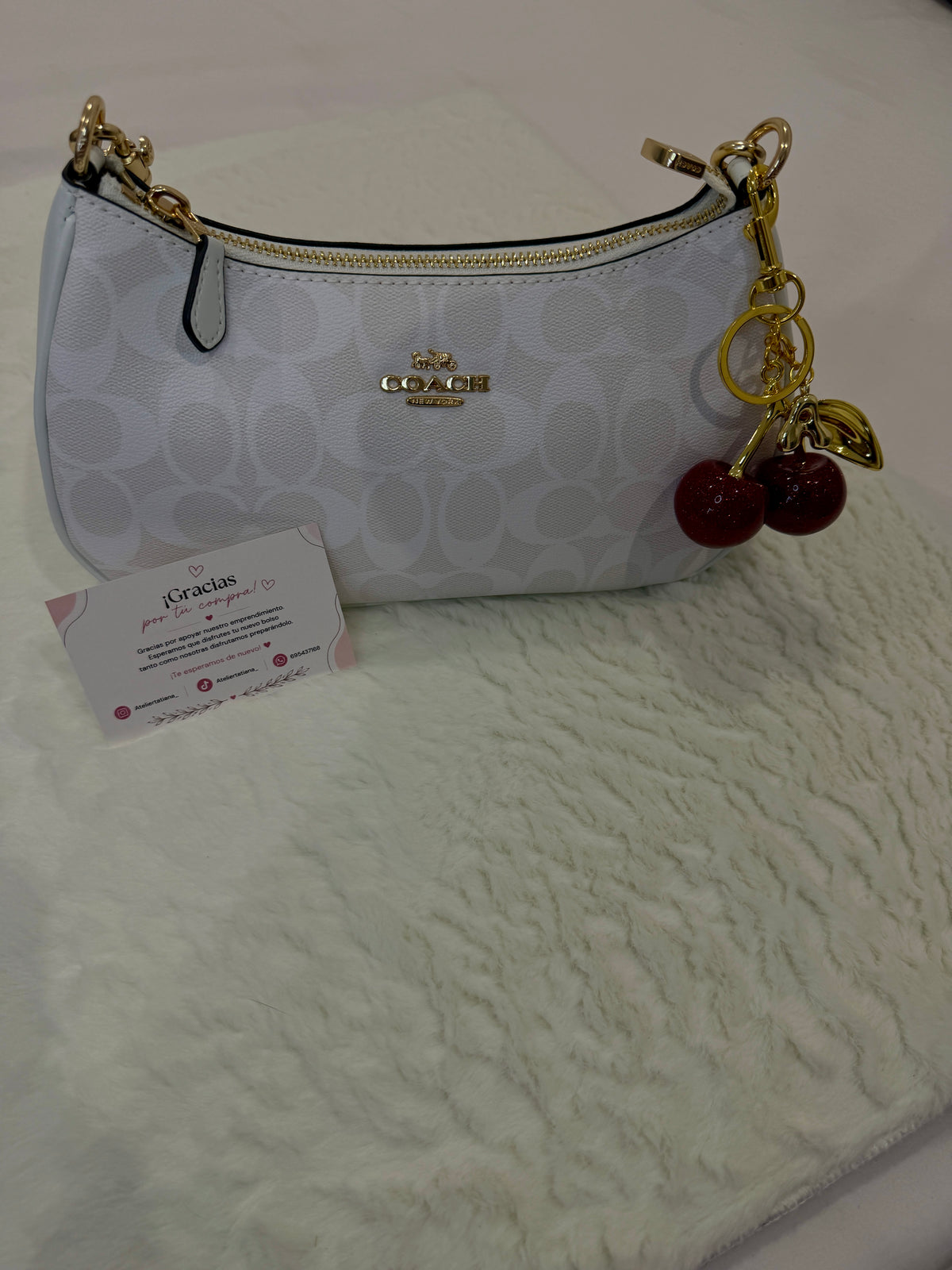 Bolso de hombro Coach Teri monograma blanco con charm de cerezas