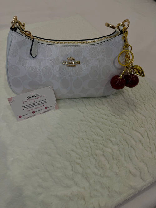 Bolso de hombro Coach Teri monograma blanco con charm de cerezas
