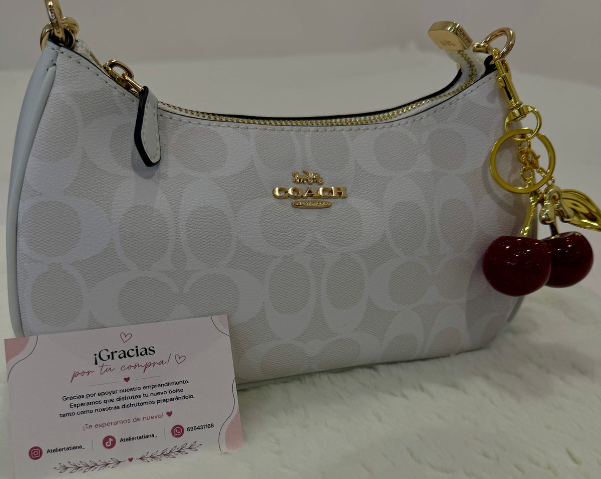 Bolso de hombro Coach Teri monograma blanco con charm de cerezas