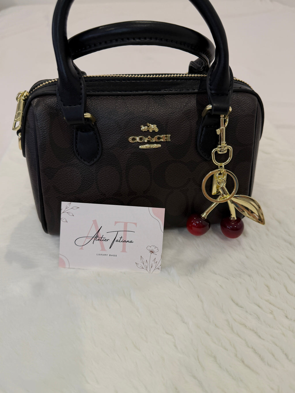 Bolso Mini Coach Rowan marrón con charm de cerezas