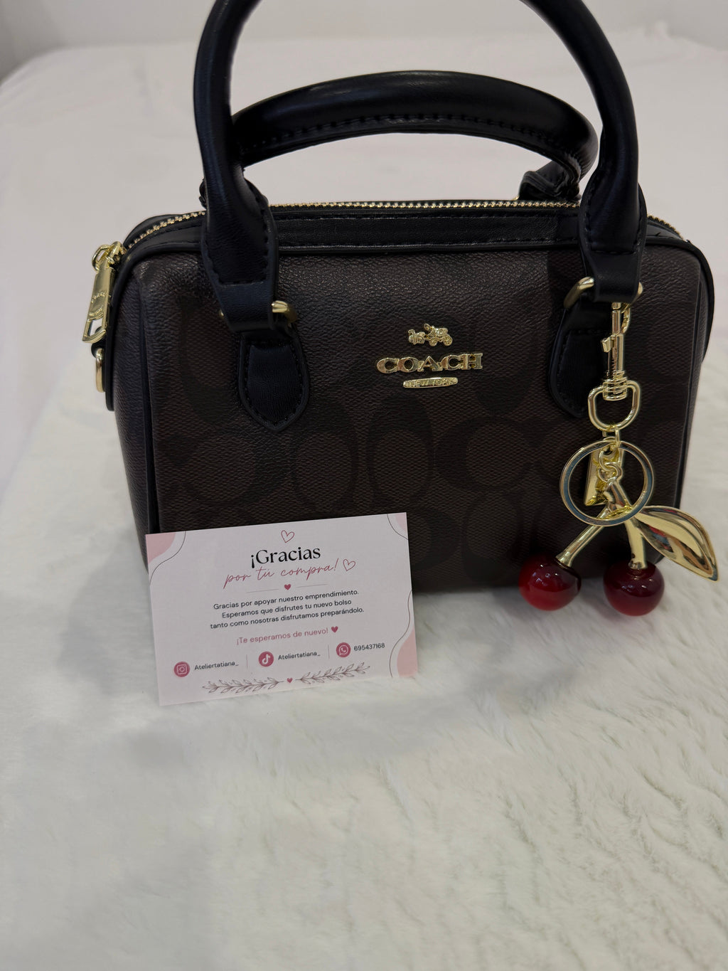 Bolso Mini Coach Rowan marrón con charm de cerezas