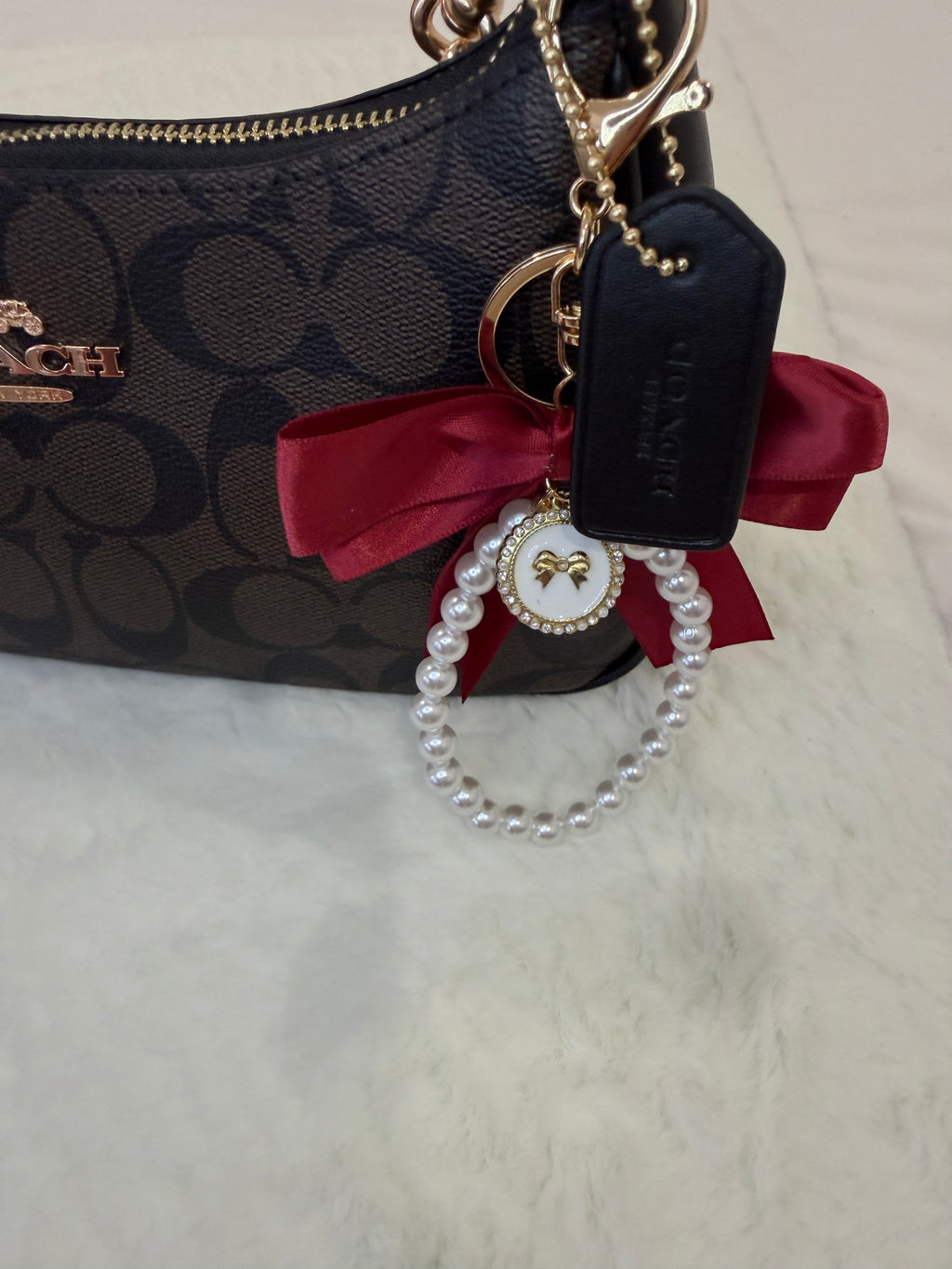 Detalle de los accesorios y herrajes del bolso