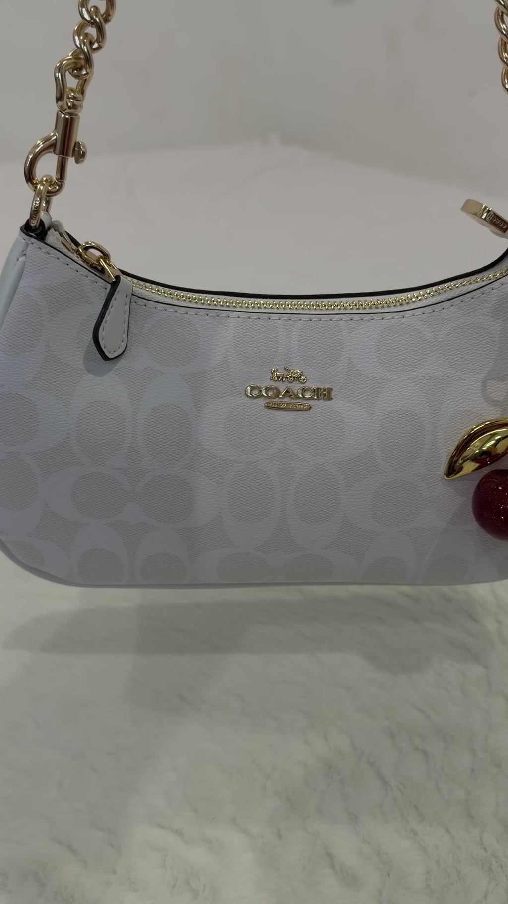 Bolso de hombro Coach Teri monograma blanco con charm de cerezas