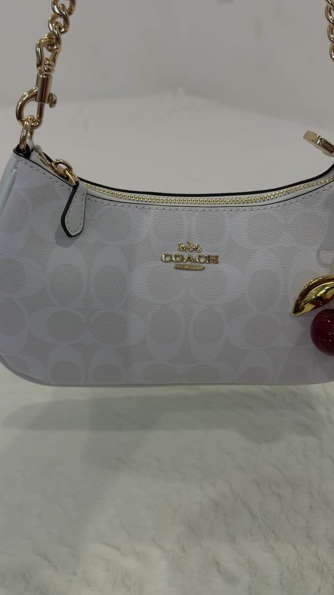 Bolso de hombro Coach Teri monograma blanco con charm de cerezas